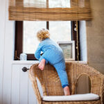 Éviter les risques et accidents domestiques chez les jeunes enfants et apprenez les bons gestes.